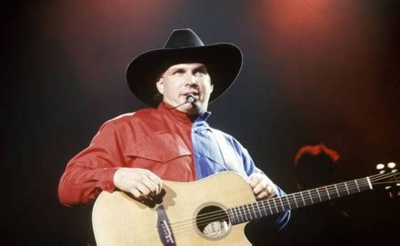 The Incredible Story Behind Garth Brooks' "The Dance"