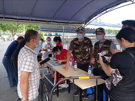 图为湛江市军休志愿服务队为群众做好疫苗接种宣传和引导工作