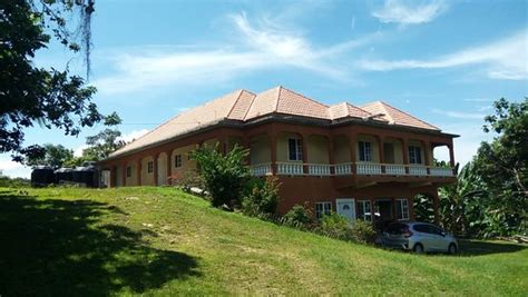 MIDDLEGROUND MINI RESORT (Accompong) - Guesthouse Reviews & Photos ...