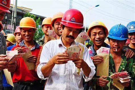 人社部再发通知保障农民工工资：重大欠薪案件要挂牌督办|界面新闻 · 中国