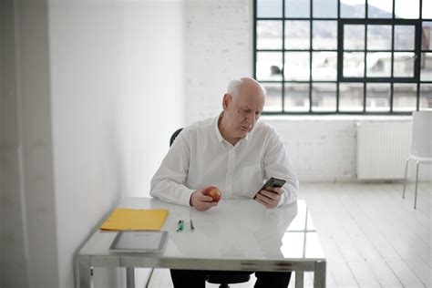 Man Using Computer in Office 的图像结果