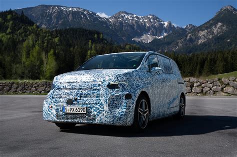 Mercedes-Benz VLE Completes 1,100 km Drive to Rome With Just Two Quick ...