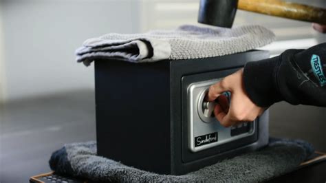 How to Open Stack On Safe without Key or Code 的图像结果