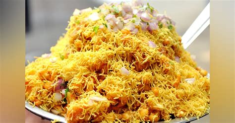 Chaat Lovers, You've Got To Try The Golden Bhel At This Stal