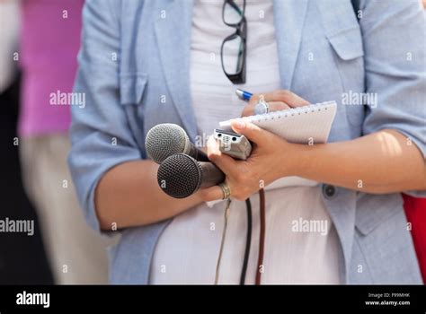 Reporter Taking Notes 的图像结果