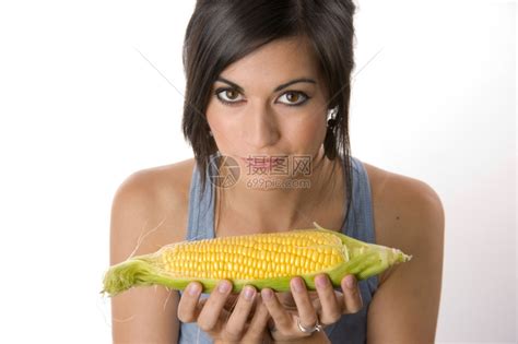 拿着玉米的美女高清图片下载-正版图片303921533-摄图网