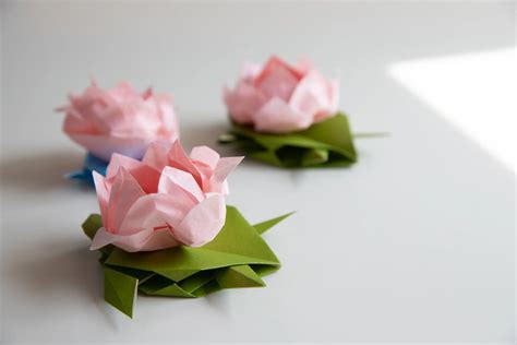 Origami Using Post Stick Notes Flower 的图像结果