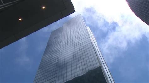 在纽约, 美国, 摩天大楼和多云的天空的低角度的看法高清摄影大图-千库网