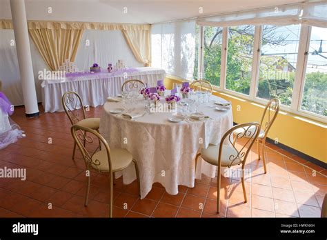 Restaurant Inside Table 的图像结果