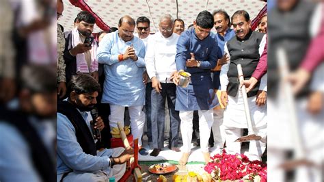 Indore : सड़क निर्माण कार्य का भूमिपूजन संपन्न, महापौर भार्गव बोले- मील ...