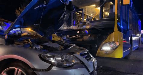 Regensburg: Bus und Auto stoßen zusammen – Acht Verletzte | TVA