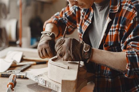 木片を作る職人 | 無料の写真