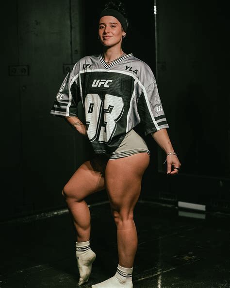 Jessica Desatnick | put me in coach @ryse x @youngla x @younglaforher code jess 🤍 #legday #flex ...