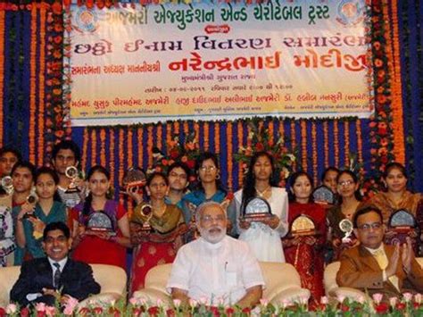 Chief Minister felicitates meritorious students of Ajmeri community