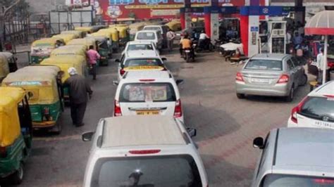 गिरते रुपये ने रोकी पेट्रोल पर मिल रही राहत, आज नहीं घटे दाम - petrol ...