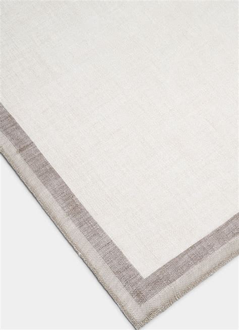 Off-White Pocket Square in Pure Linen | SUITSUPPLY | SUITSUPPLY Canada