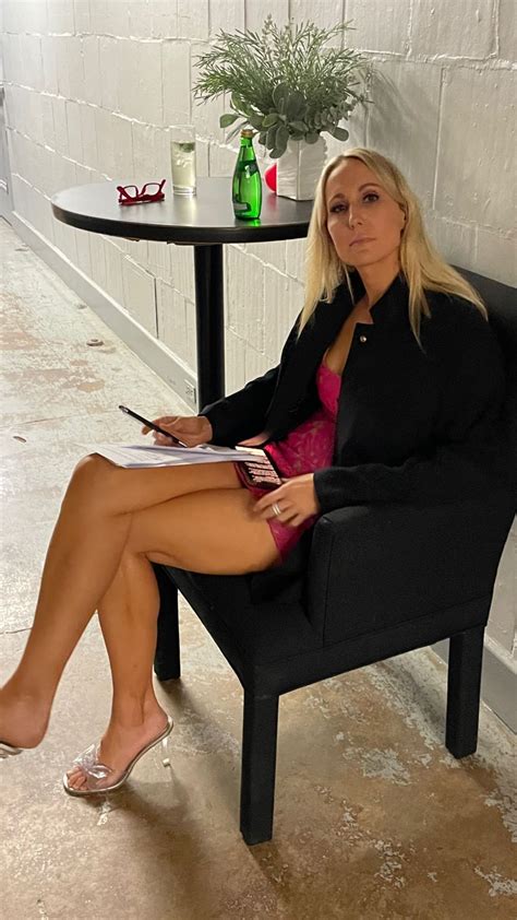 Nikki Glaser : r/celebritylegs