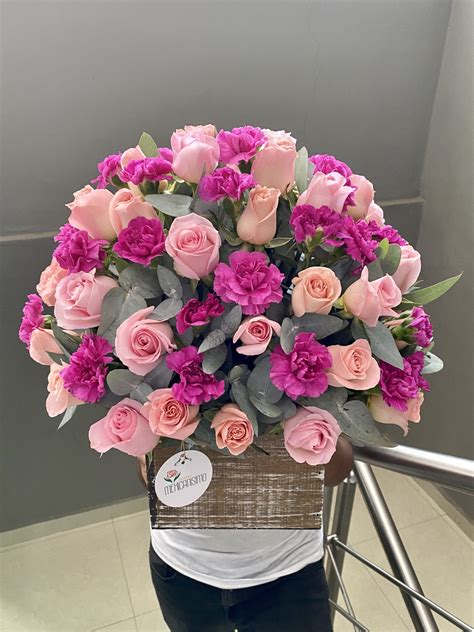 Amor- 50 rosas y claveles | Florería Mexicanísimo