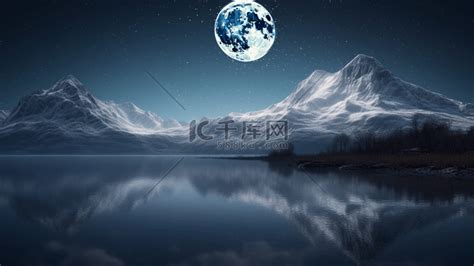 一轮满月照在山上的湖面上高清摄影大图-千库网