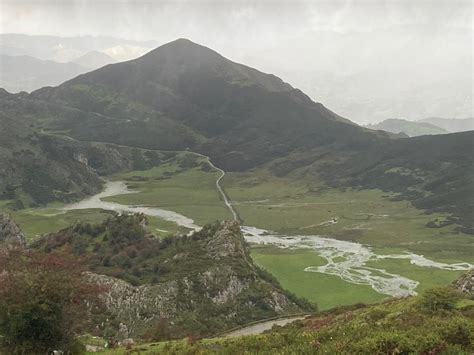 Los Lagos de Covadonga a rebosar de agua y con algunas precipitaciones ...