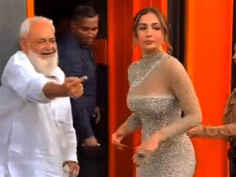 Malaika Arora Viral VIDEO; Actress Meets Elderly Fan Couple And Poses ...