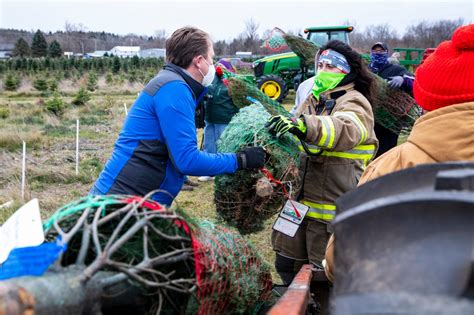 Michigan farms donate hundreds of Christmas trees to military families ...