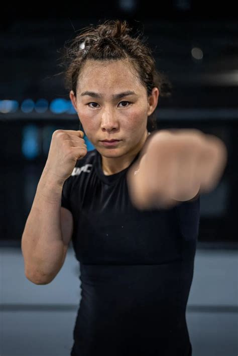 又一位中国UFC女选手受力捧！颜值超张伟丽，网友：她能赢罗斯|闫晓楠|张伟丽|罗斯_新浪新闻