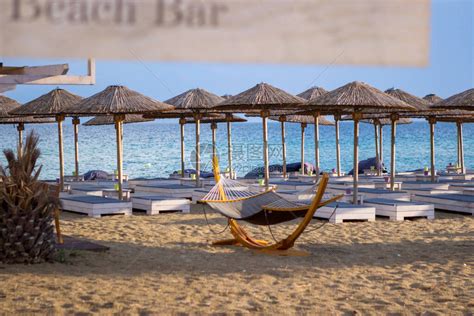在海边的沙滩酒吧看空甲板椅和阳伞高清图片下载-正版图片506644184-摄图网