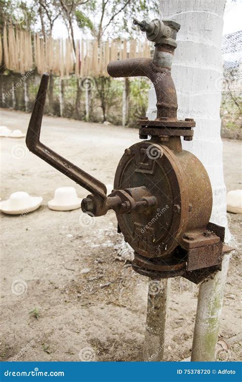 古板的水泵 库存照片. 图片 包括有 历史记录, 绿色, 管道, 塑造, 详细资料, 行业, 反气旋, 工具 - 75378720