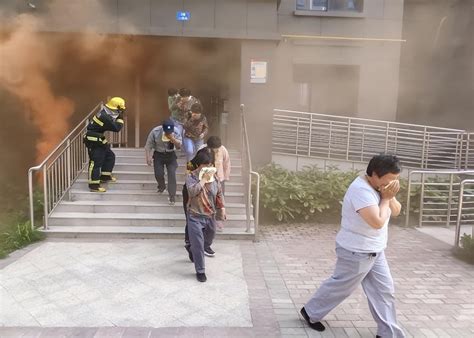 C视频｜化身消防员 记者在繁忙的基层消防站出警_四川在线