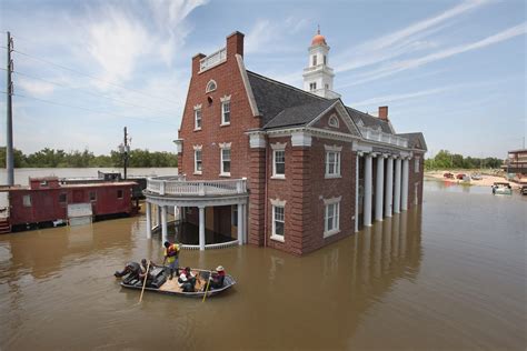 Mississippi River Flooding Threatens Vicksburg, MS