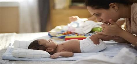 Newborn Massage Guide : How to Massage a Newborn Baby | Johnson's® Baby ...