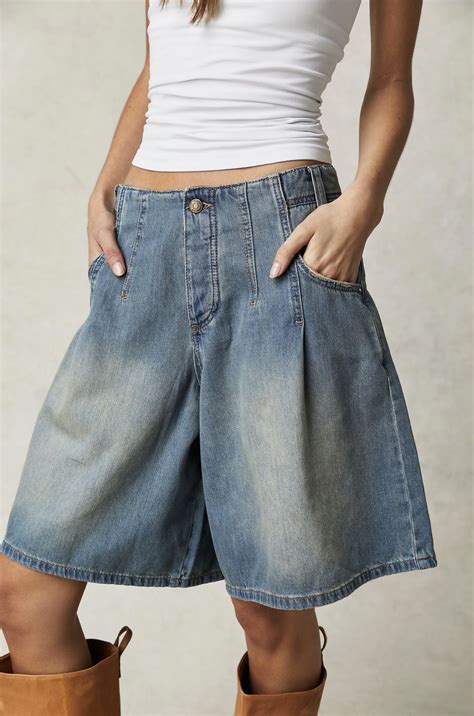 Pin by Suzi Cyrus on All about Denim ️ | Long shorts, Short outfits ...