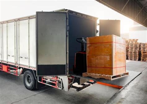 Master Cargo Logistics: Choosing the Right Fit Between PTL, FTL, and ...