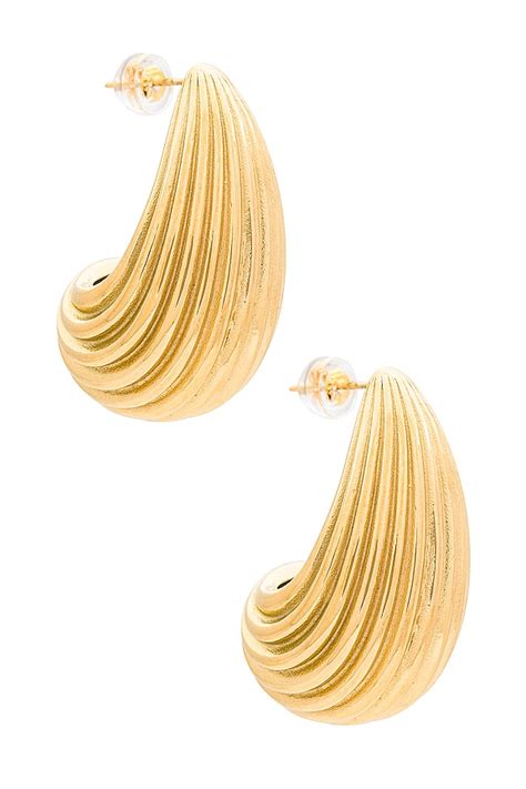 Amber Sceats Ribbed Hoop Earring in Gold | REVOLVE