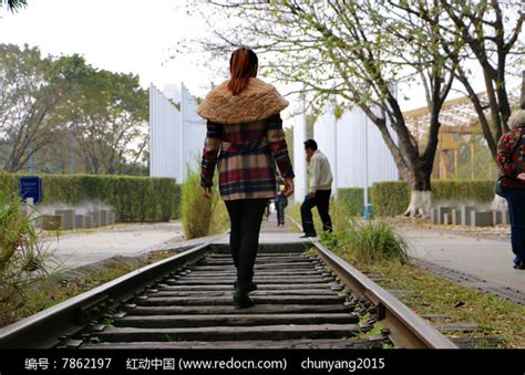 铁轨上行走的少年背影高清图片下载-正版图片500653741-摄图网