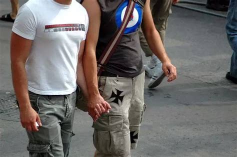 呼吁平等 广州男同性恋青年街头公开拥吻 – 【人人分享-人人网】