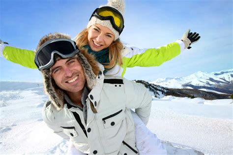 在雪山滑雪的情侣高清图片下载-正版图片502080123-摄图网