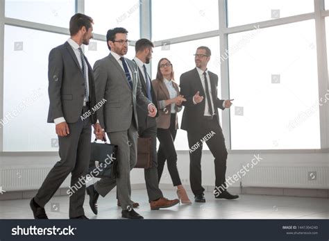 Business People Walking Side Profile 的图像结果