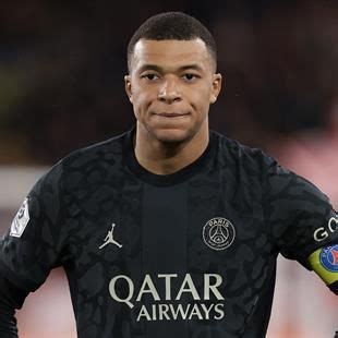 Mbappé evita firmar una pancarta con el escudo del Real Madrid en un ...