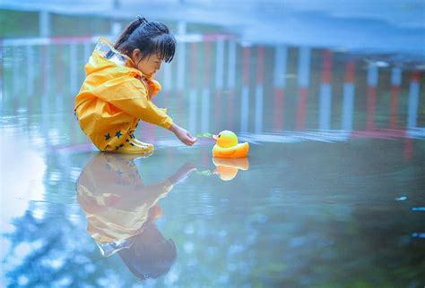 雨天玩水的孩子图片,孩子玩水图片,雨天图片风景图片_大山谷图库