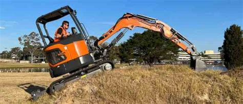 Operating a Mini Excavator 的图像结果
