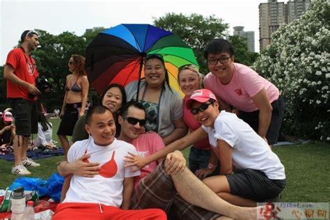 微博清理同性恋相关内容引发网友抗议 - 纽约时报中文网
