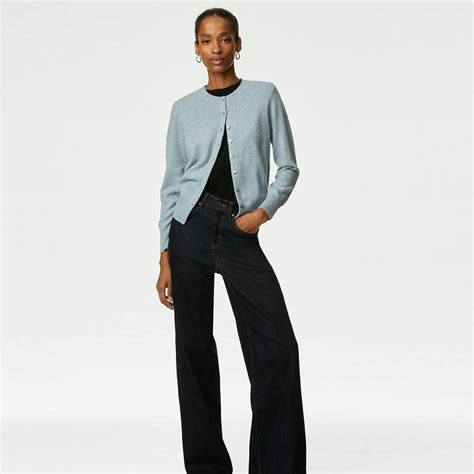 Minimalist Fashion: What Is It & How To Ace The Look In 2024 | LBB