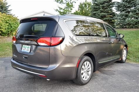 Review: 2017 Chrysler Pacifica
