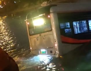 上海闹市区一辆公交车冲入河中