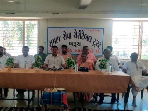 હાંસોટના ઈલાવ ખાતે યોજાયેલા કાર્યક્રમમાં લાભાર્થી બહેનોને સાડીનું વિતરણ ...