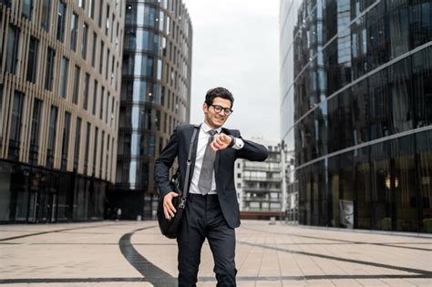 Business Man with Glasses 的图像结果