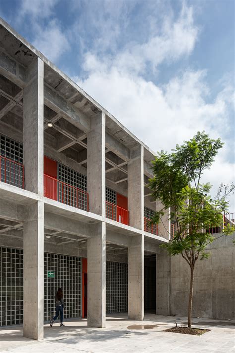 Gallery of Escuela Banciaria y Comercial Aguascalientes / Ignacio Urquiza, Bernardo Quinzaños ...