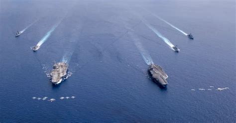 美军航母部署中东半年首次进波斯湾 穿越海峡画面曝光